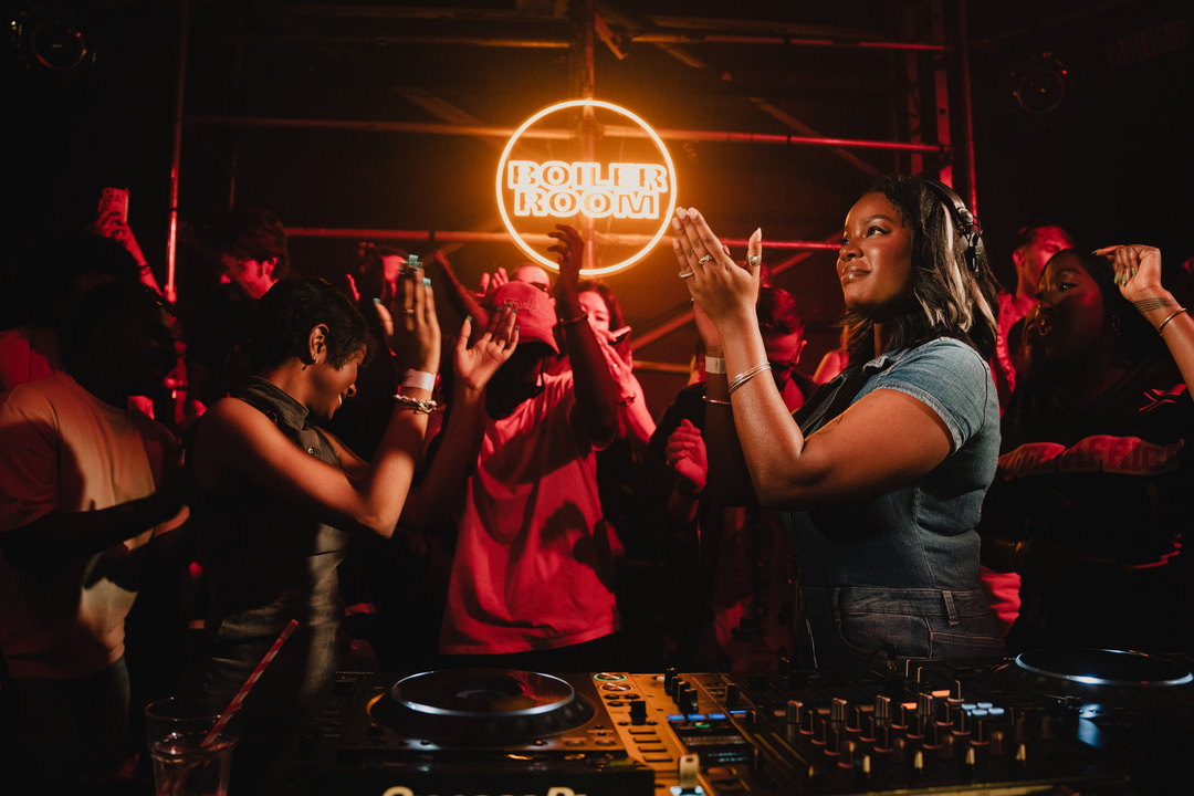 Photo of set Nicky Summers & Captain Lulaz.