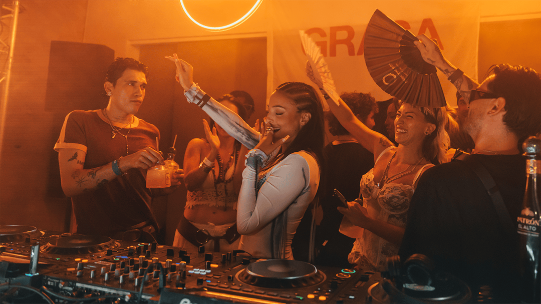 Photo of set Klandestina.