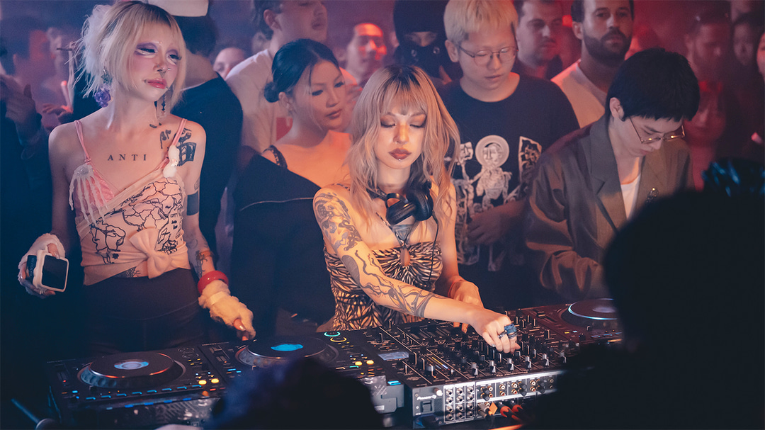 Photo of set Sirens.