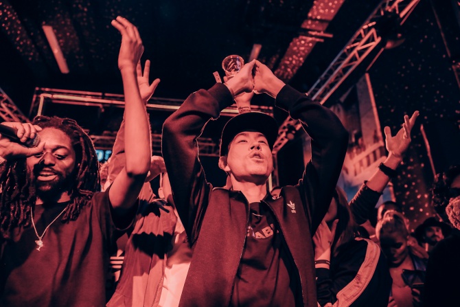 Photo of set Nosaj Thing.