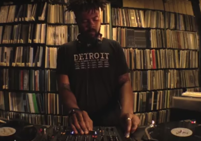 Photo of set Abayomi.