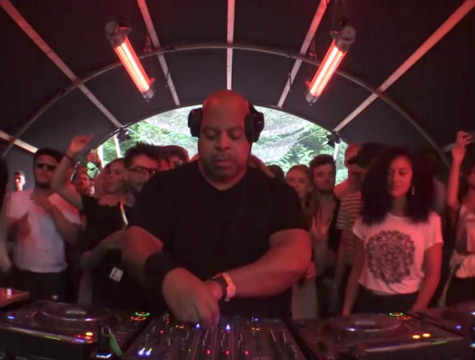 Photo of set DJ Bone.