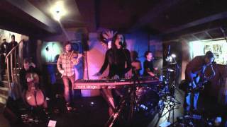 Photo of set Julia Holter.