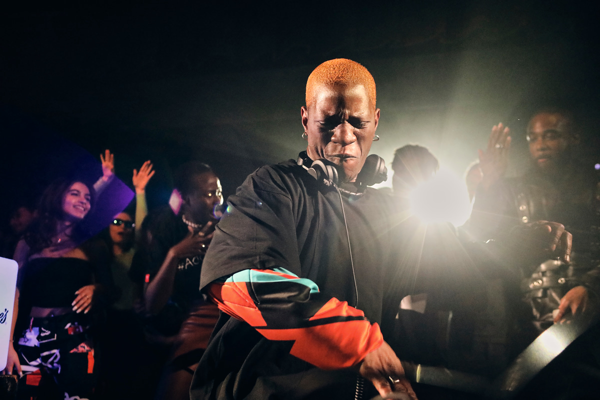 Photo of set Baba Sy.