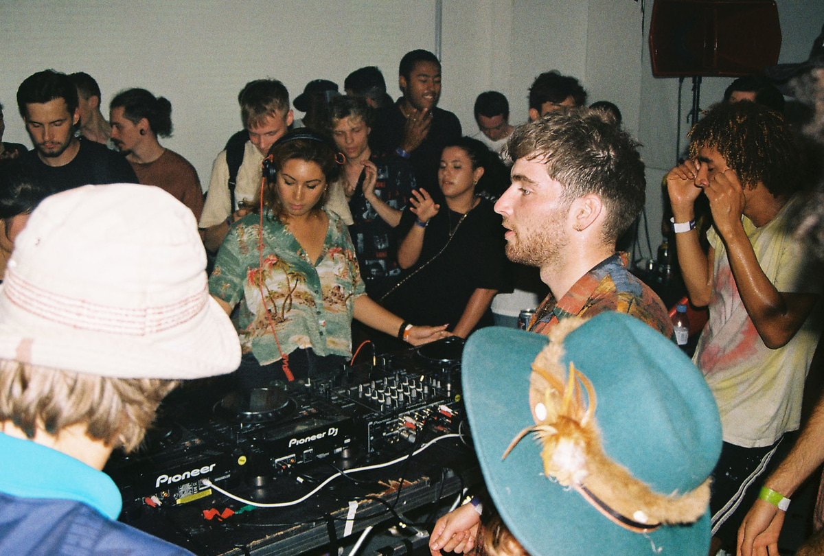 Photo of set DEBONAIR.