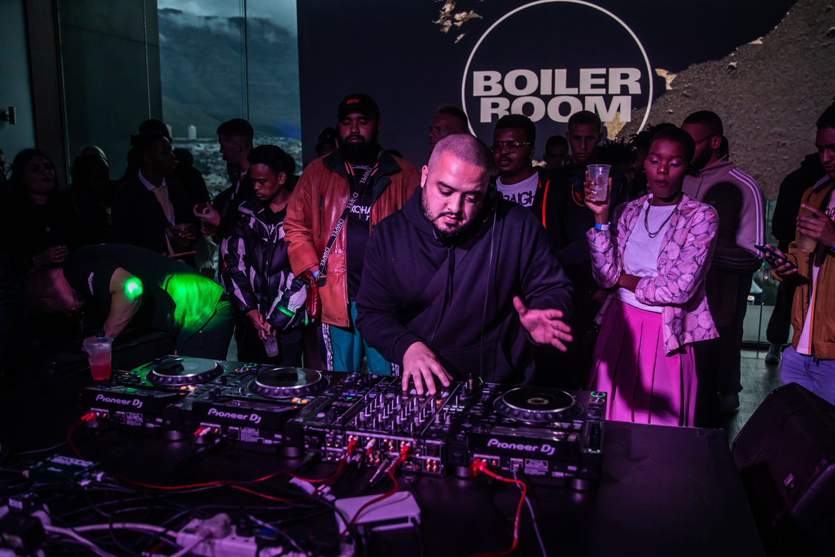 Photo of set Bryan Travis.