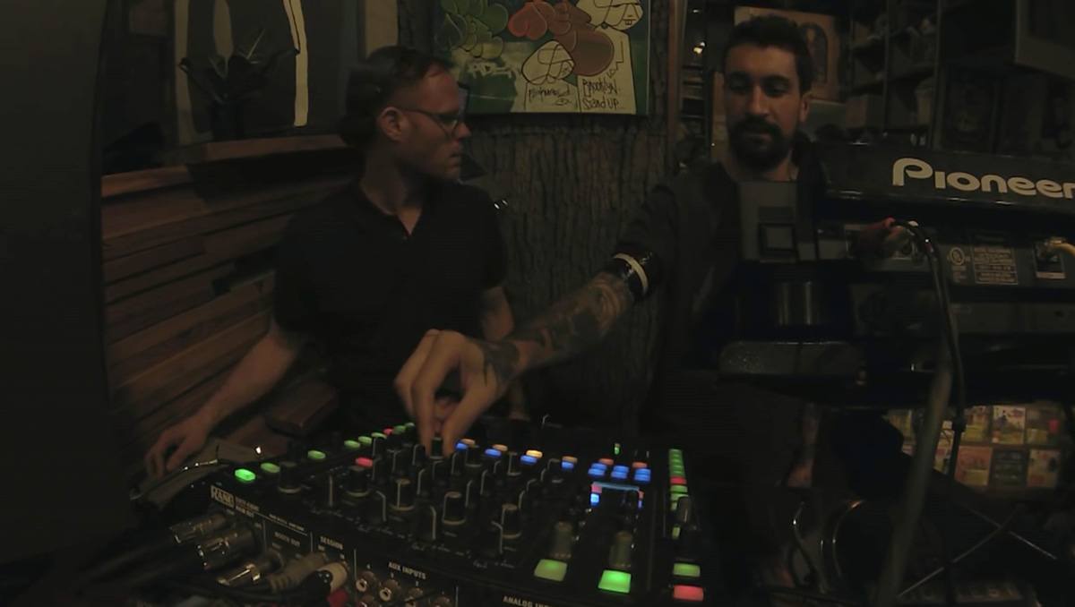 Photo of set Frank & Tony.