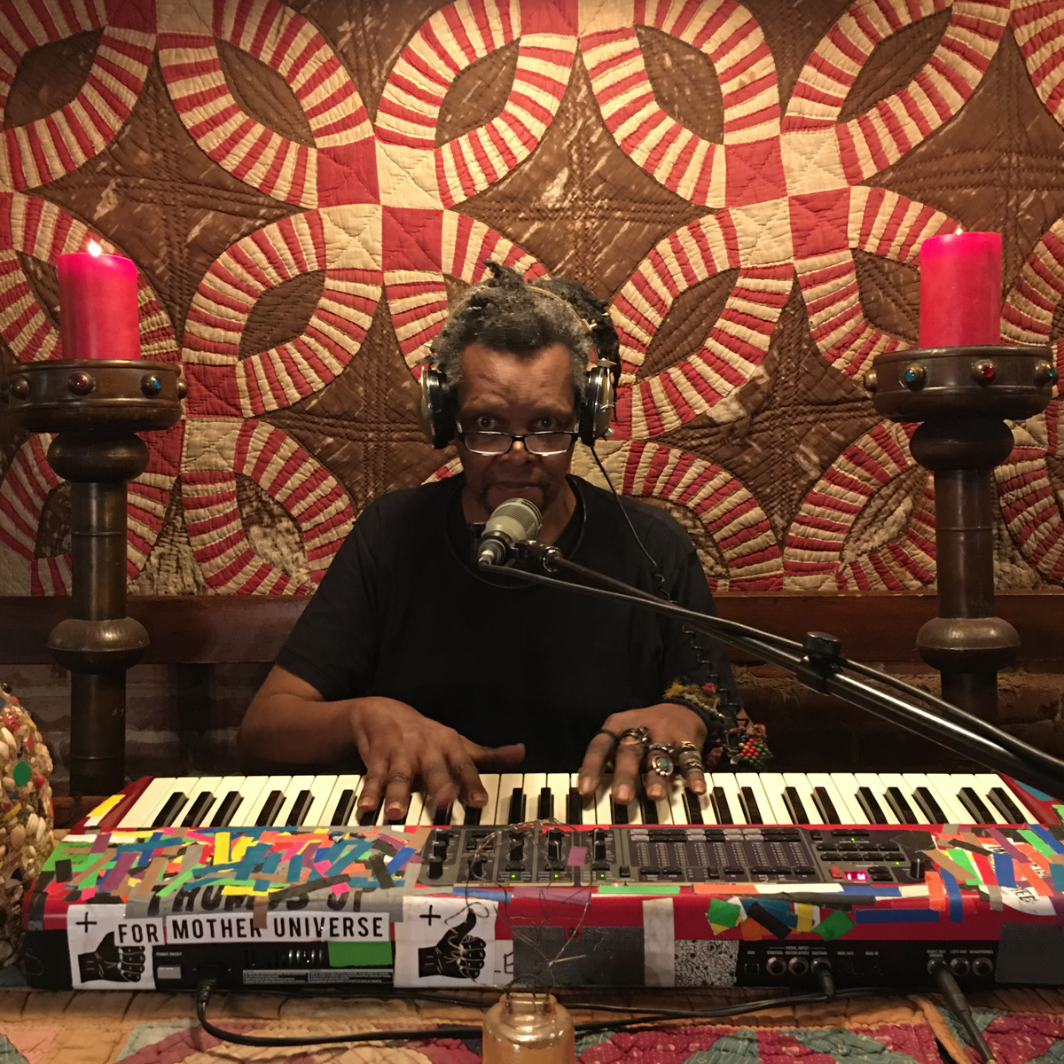 Photo of set Lonnie Holley.