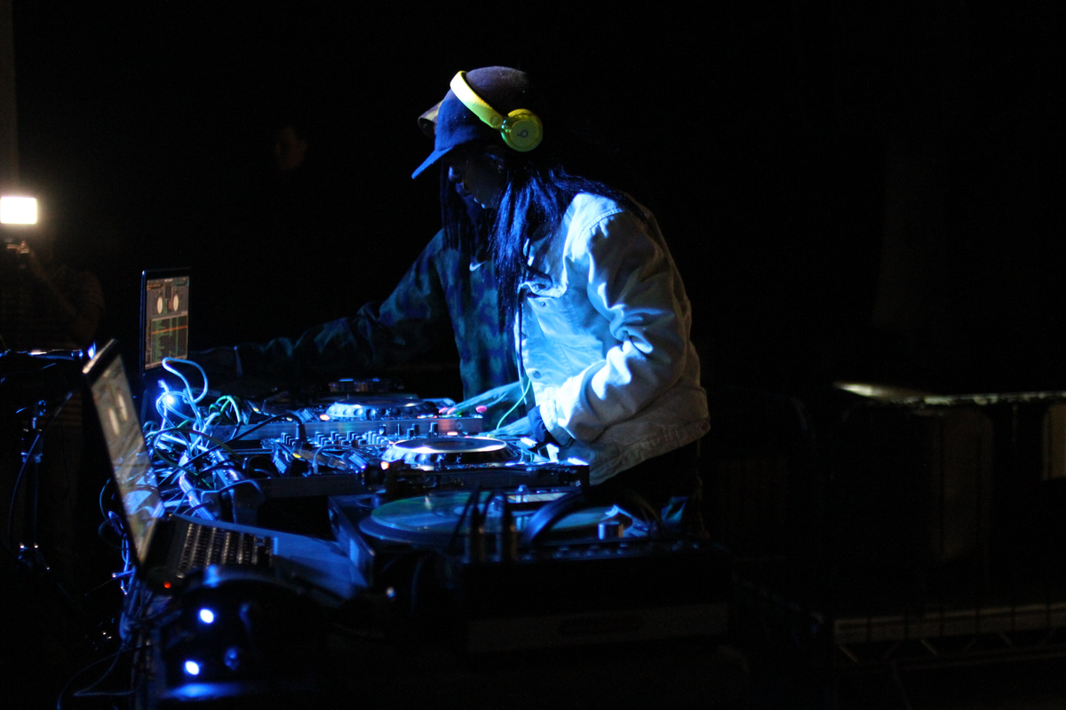 Photo of set Siobhan Bell.