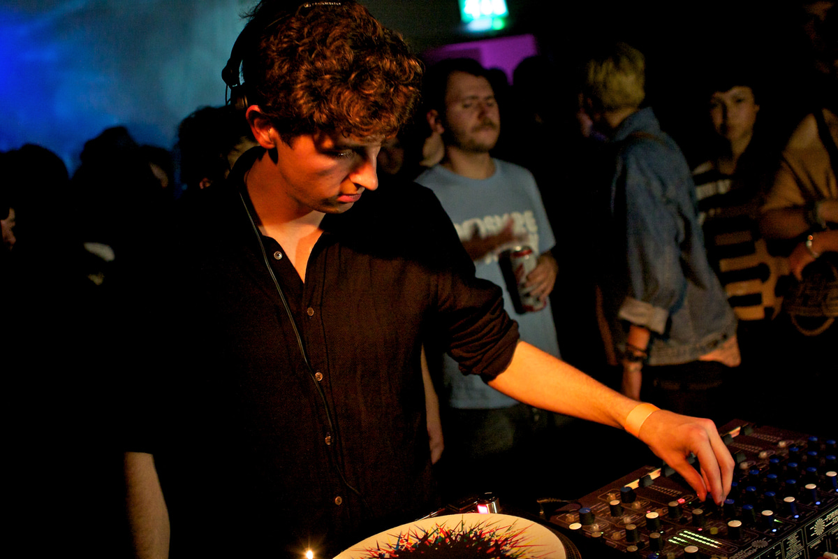 Photo of set Jamie XX b2b Caribou.
