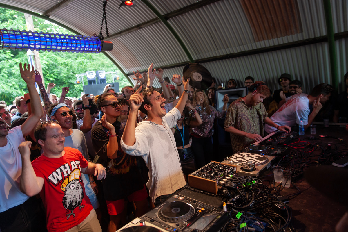 Photo of set Nu Genea.