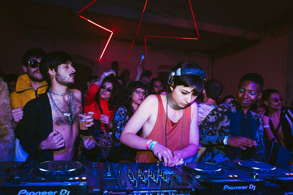 Photo of set Mari Herzer.