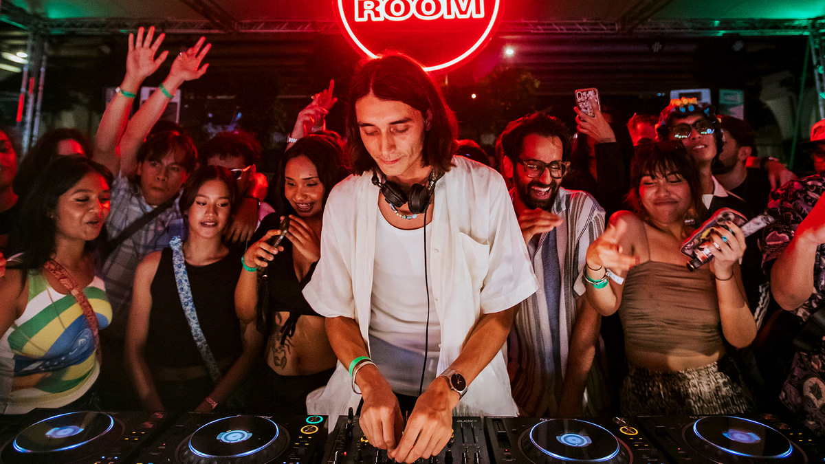 Photo of set Alex Kassian.