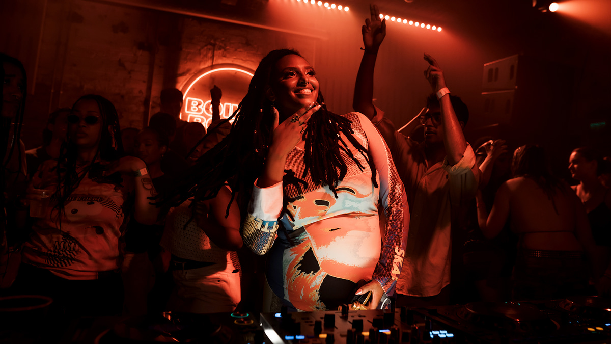 Photo of set Ayy Den.