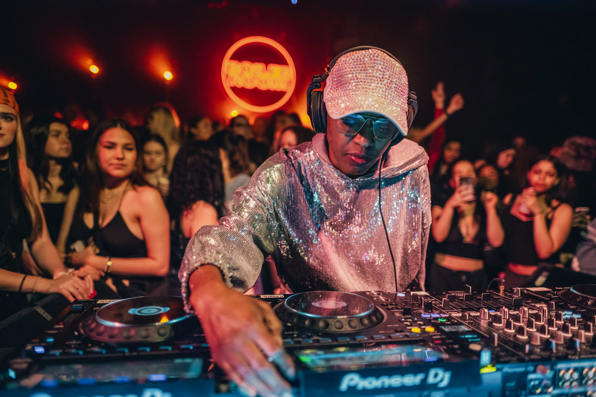 Photo of set DJ Paulette.