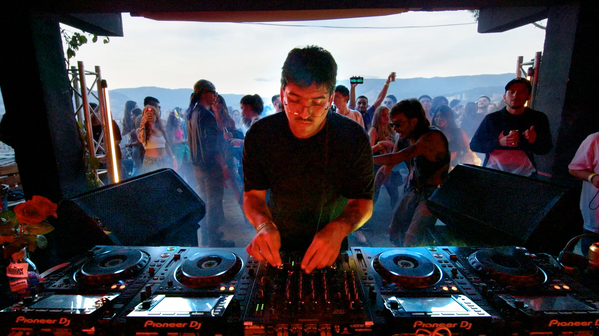 Photo of set DJ Lomalinda.