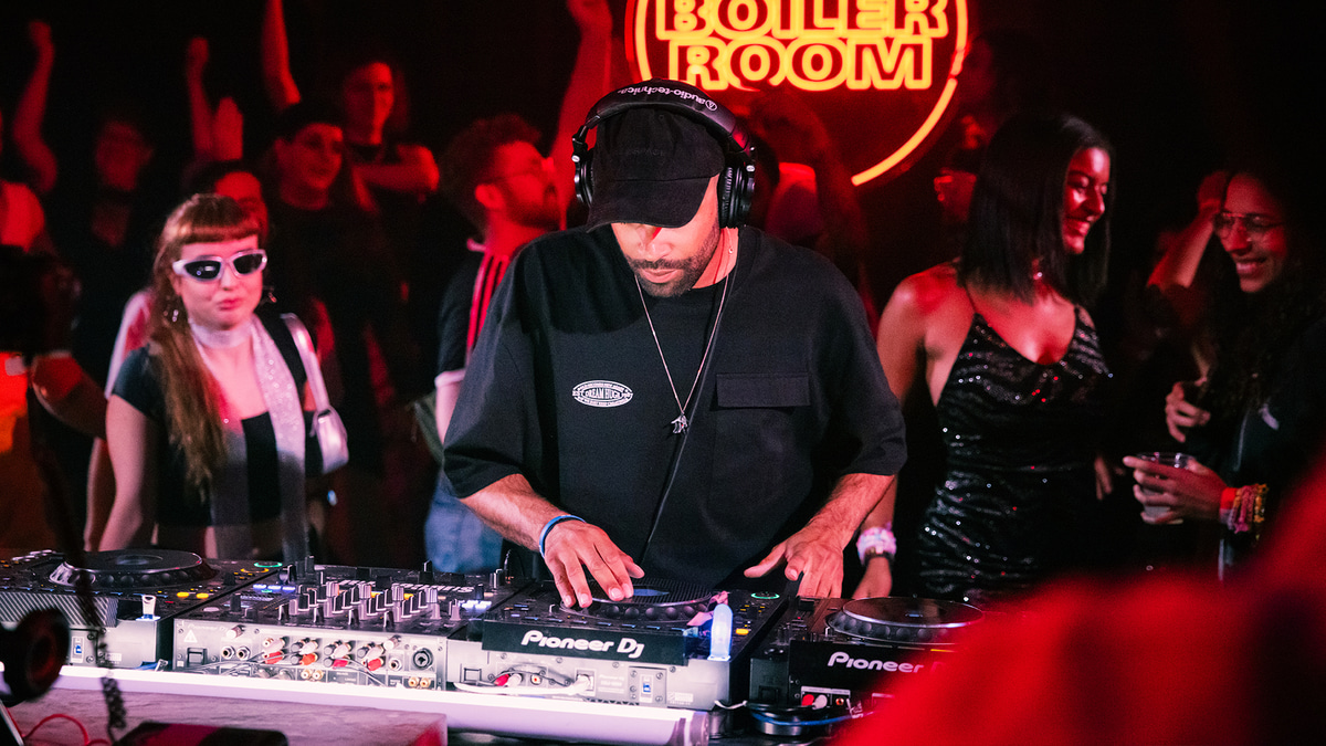 Photo of set Joe Wilkes.