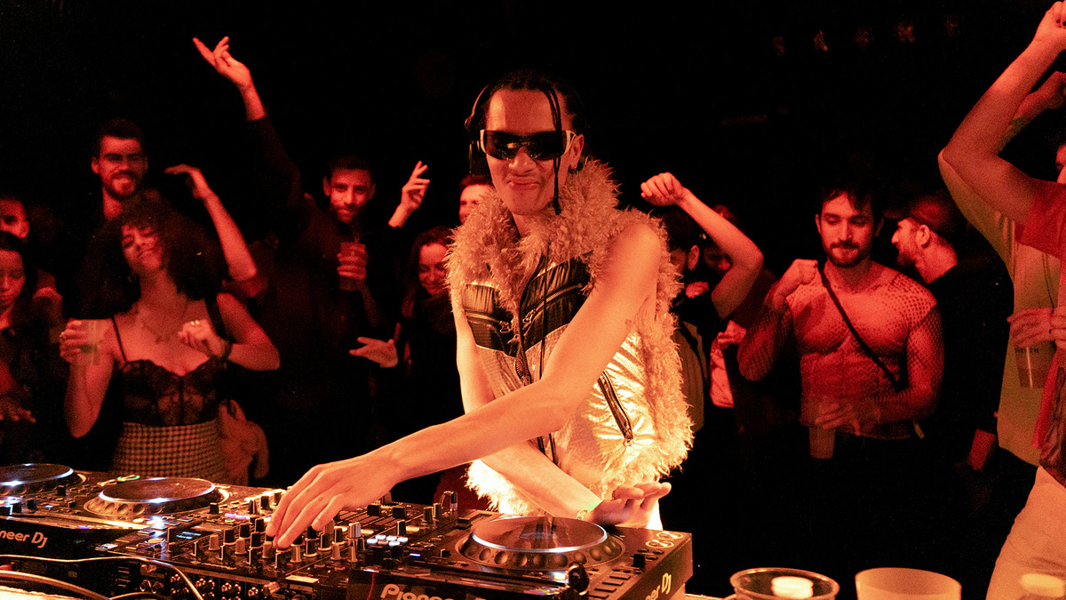 Photo of set Jonas Alexander.