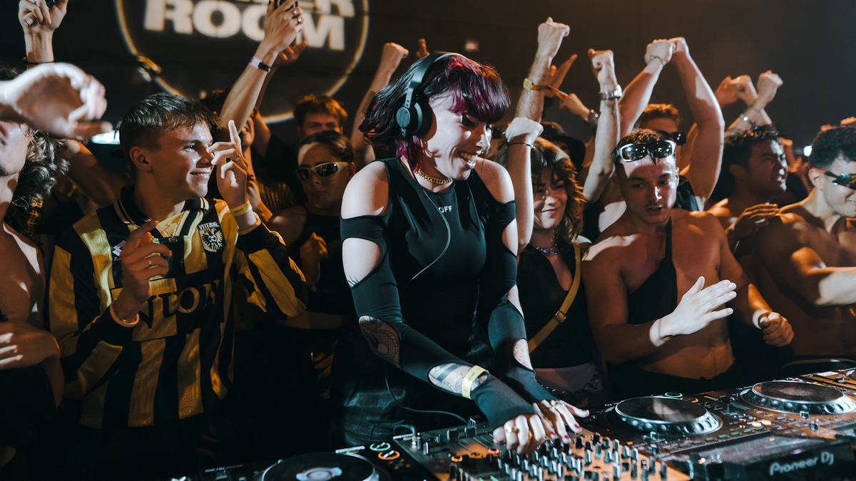 Photo of set LESSSS.