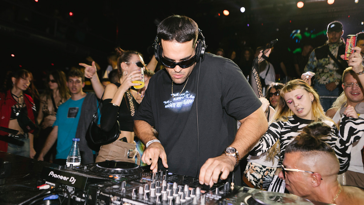 Photo of set Mark Luva.