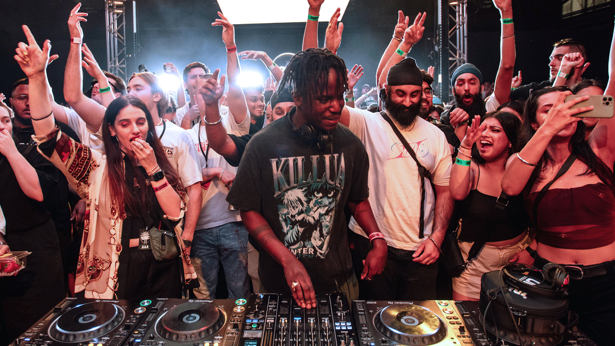 Photo of set salute.